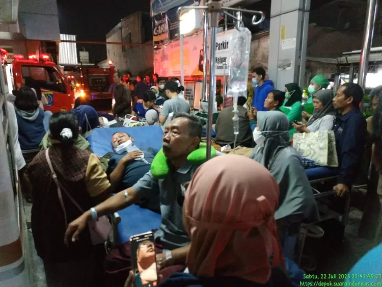 Sejumlah pasien dievakuasi akibat kebakaran di Rumah Sakit Hermina Depok 