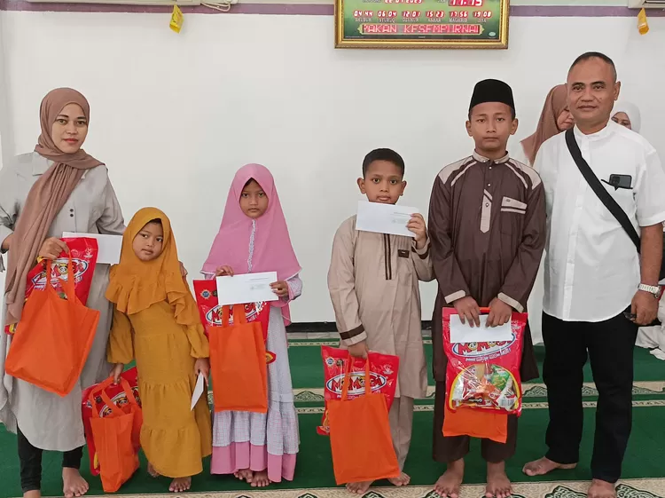 Bendahara Umum DKM Baiturrahim, Luki Mandara, foto bersama usai memberikan santunan kepada anak yatim.