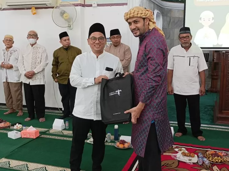 Ketua Masjid Baiturrahim, Iim Rusyamsi, menyerahkan tanda mata kepada Ustad Kasif Heer