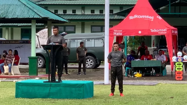 Komandan Kodim 1710 Mimika Letkol Inf Dedy Dwi Cahyadi secara resmi membuka Turnamen Sepak Bola Piala Kasad Cup TA. 2023, Jumat (21/07/2023). Foto: Kodim 1710 Mimika