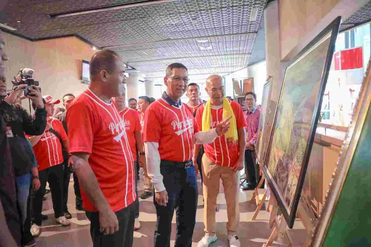 Pj Gubernur DKI Jakarta Heru Budi Hartono menyaksikan  pameran lukisan  karya anak-anak Jakarta.