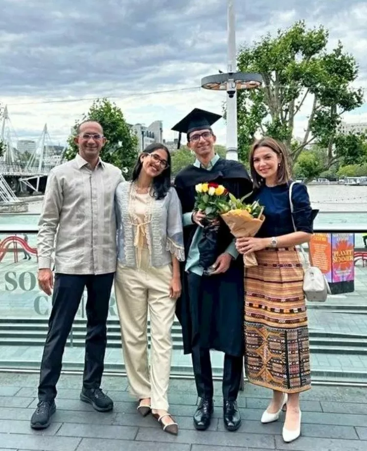 Kelulusan Izzat Assegaf, putra Najwa Shihab.