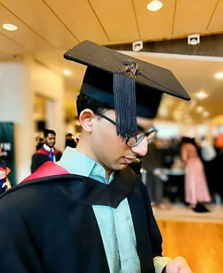 Kelulusan Izzat Assegaf, putra Najwa Shihab.