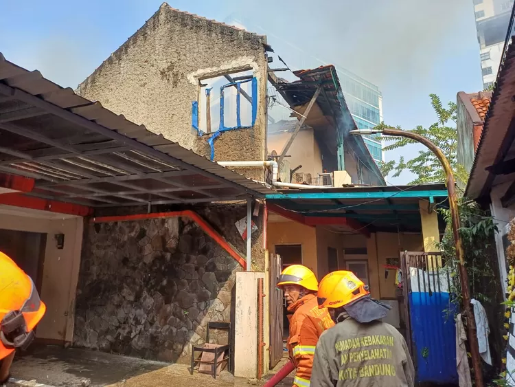 Kebakaran menghanguskan sebuah rumah di Jalan Sekelimus Barat No. 22, RT. 01 / RW. 08, Kelurahan Batununggal, Kecamatan Bandung Kidul, Kota Bandung, Selasa (25/7/2023)