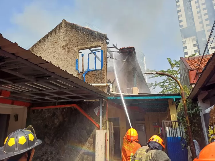 Kebakaran menghanguskan sebuah rumah di Jalan Sekelimus Barat No. 22, RT. 01 / RW. 08, Kelurahan Batununggal, Kecamatan Bandung Kidul, Kota Bandung, Selasa (25/7/2023)