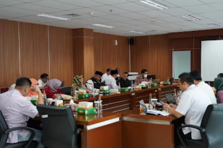 Suasana rapat kerja Tim Pansus Raperda Pinjol di ruang Bapemperda DPRD Kota Bogor