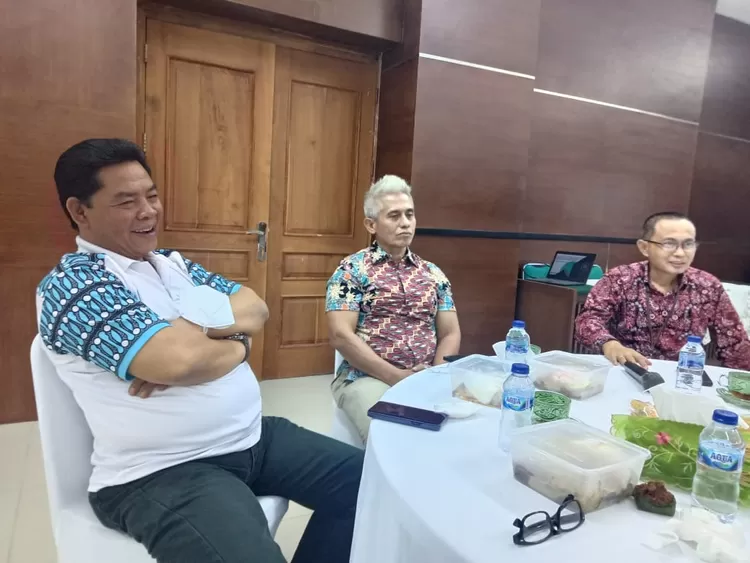 Ketua PN Jakarta Utara Khamim Thohari SH MHum dengan Humas Hotnar Simarmata SH MH dan Humas Maryono SH MH