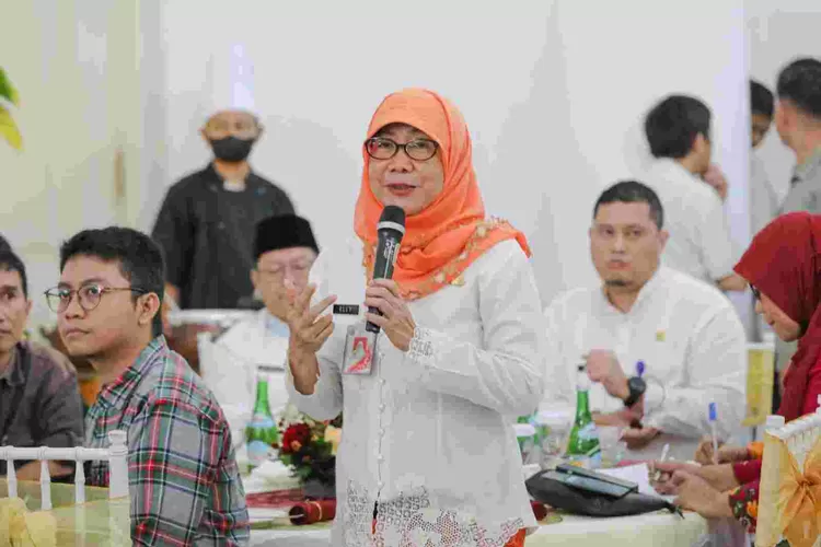 Salah seorang  peserta silaturahmi menyampaikan  pertanyaan  kepada Pj Gubernur DKI Heru Budi Hartono.