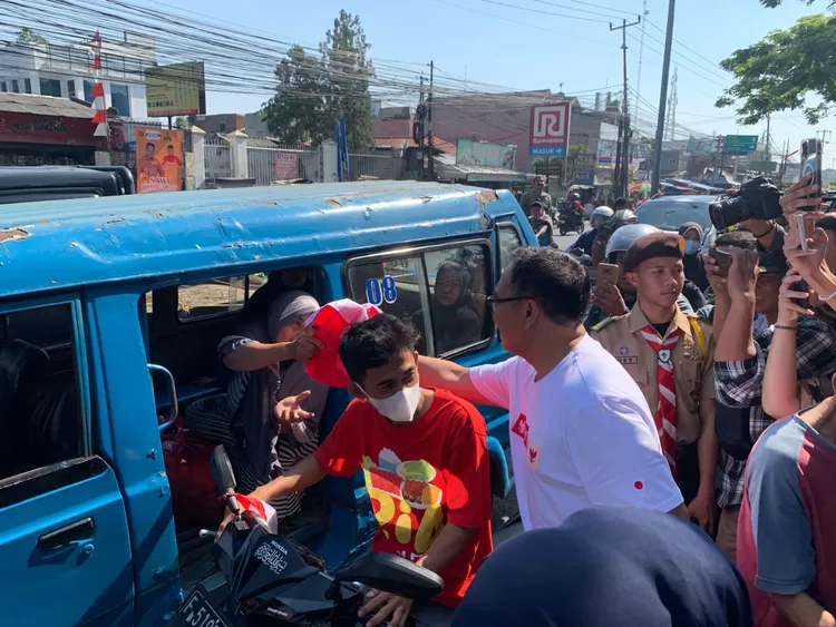 Plt Bupati Bogor Iwan Setiawan memberikan bendera merah putih menyambut HUT RI ke-78 di Pasar Cibinong, Kabupaten Bogor, Selasa 1 Agustus 2023.
