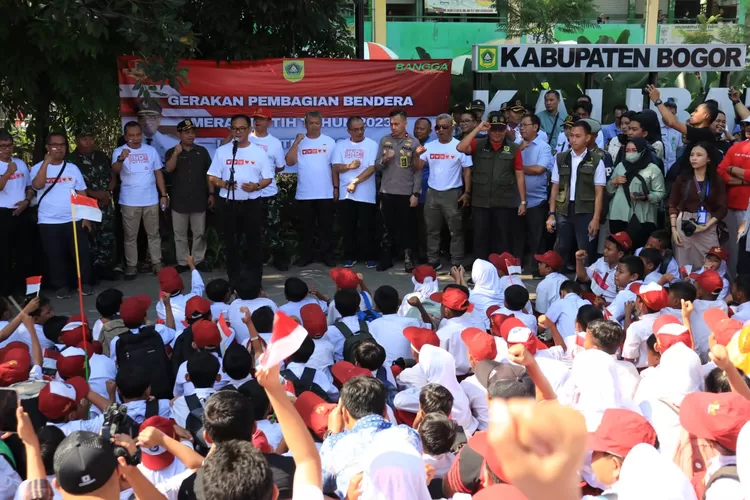 Plt Bupati Bogor Iwan setiawan saat membuka kegiatan pencanangan gerakan pembagian Bendera Merah Putih tingkat Kabupaten Bogor di halaman Pasar Cibinong, Selasa 1 Agustus 2023.