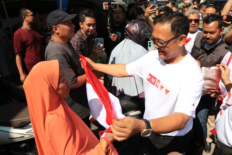 Plt Bupati Bogor Iwan Setiawan memberikan bendera merah putih menyambut HUT RI ke-78 di Pasar Cibinong, Kabupaten Bogor, Selasa 1 Agustus 2023.