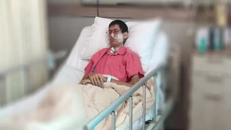 Kondisi Sultan Rifat, yang lehernya terjerat kabel optik Bali Tower hingga bernafas pakai alat bantu