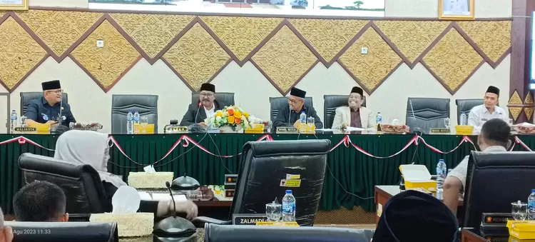 Rapat Paripurna DPRD Kota Padang