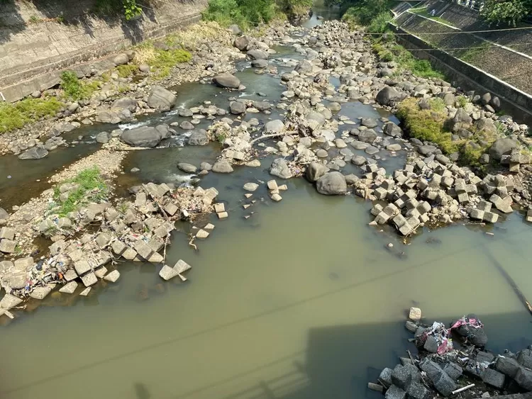 Kondisi alira air di Bendung Katulampa kering, Kamis 4 Agustus 2023.