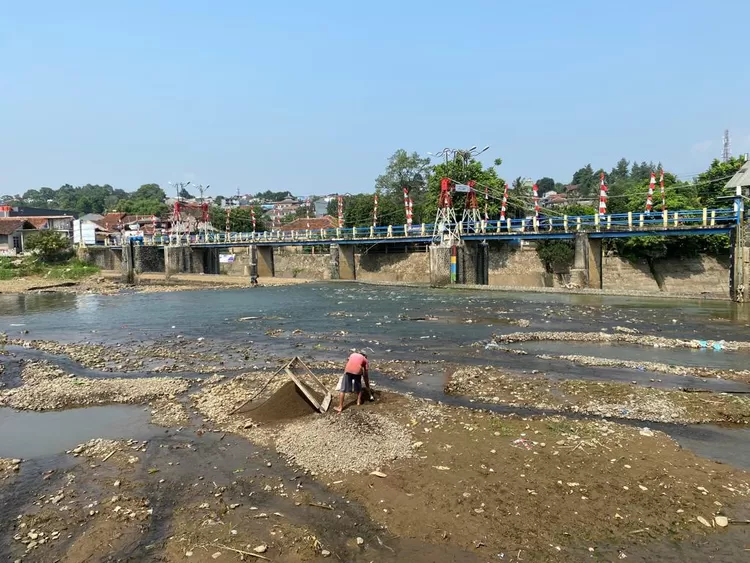Warga mencari pasir saat Bendung Katulampa kering, Kamis 4 Agustus 2023.