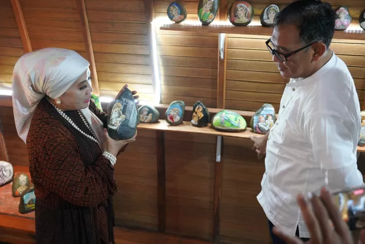 Halimah Munawir menunjukkan salah satu koleksi lukisan batu Lady Diana saat Plt Bupati Bogor Iwan Setiawan berkunjung ke Rumah Budaya HMA, Kamis 3 Agustus 2023.