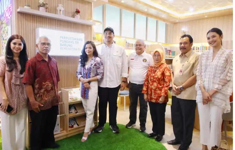 Penasehat Dharma Wanita Persatuan Kemenpora Niena Kirana Riskyana bersama Menpora Dito Ariotedjo, Ayahanda Almarhum Pungkas Tri Baruno, Mungpangat, Sesmenpora Gunawan Suswantoro dan istri, Tenaga Ahli Kemenpora Mikha Tambayong melihat dari dekat Perpustakaan Kemenpora dan Daycare Pora