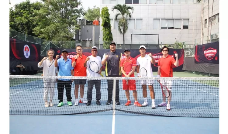 Menpora Dito Ariotedjo bersama para pesohor Raffi Ahmad, Dion Wiyoko, Hans Saleh dari Country Garena Indonesia, Deputi  Pembudayaan Olahraga Kemenpora Raden Isnanta, dan Tenaga Ahli Menteri Pemuda dan Olahraga Angela Gilsha di lapangan tenis Kemenpora berpose sebelum ajang Kemenpora Fun Match