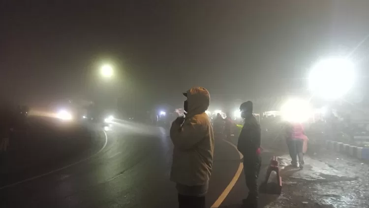  Puncak Pass di malam hari  (Halimah/ RBG.ID)