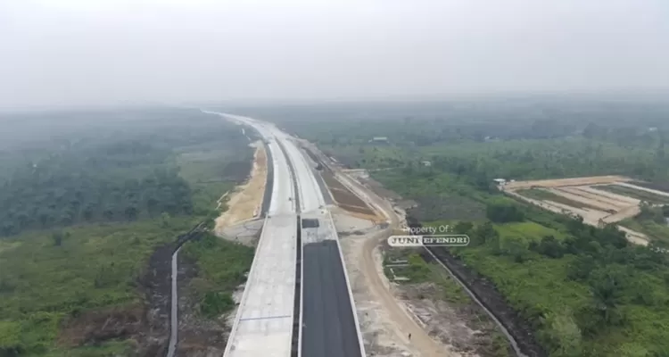 Pemandangan pembangunan Jalan Tol Pekanbaru-Bangkinang lewat drone.