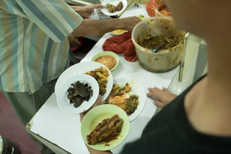 Rumah Makan Padang Terkenal di Jakarta Tersembunyi Sejak 1967 di Lantai Basement Tapi Diburu Pecinta Kuliner