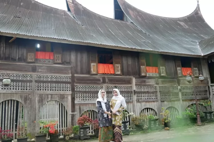 Rumah adat khas Sumatera Barat yang tahan gempa