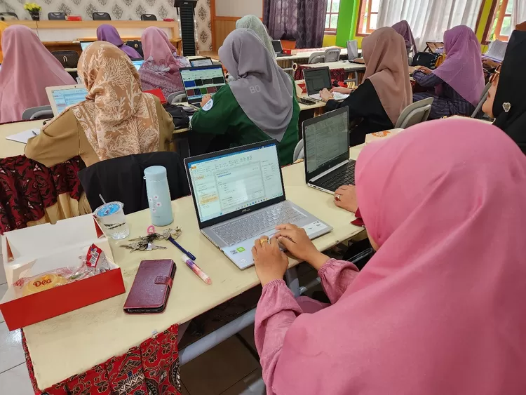 Antusiasme guru-guru SMAN 1 Payakumbuh dalam pembuatan e-assessment