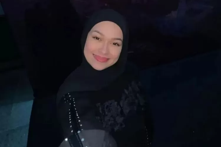 Rebecca Tampil Anggun dengan Pakaian Tertutup
