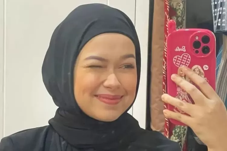  Rebecca Tampil Anggun dengan Pakaian Tertutup