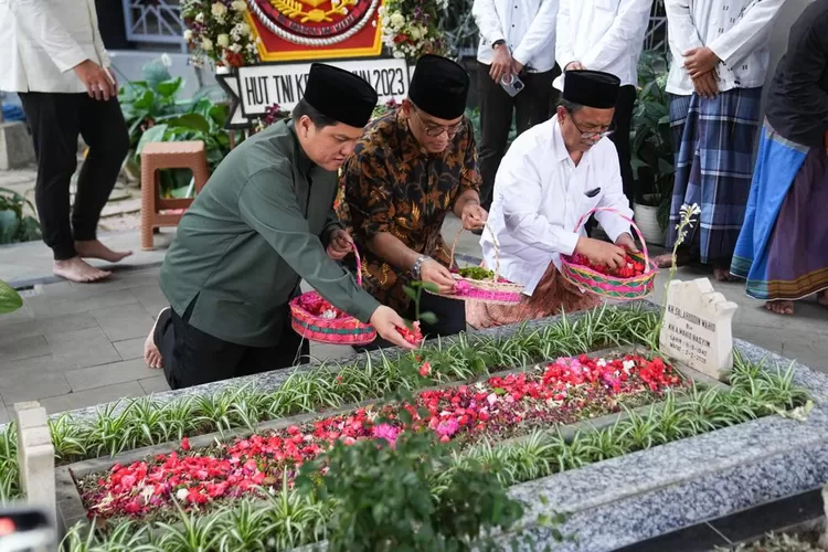 Menteri BUMN Erick Thohir melakukan safari ke beberapa pondok pesantren atau Ponpes bersejarah di Jawa Timur.