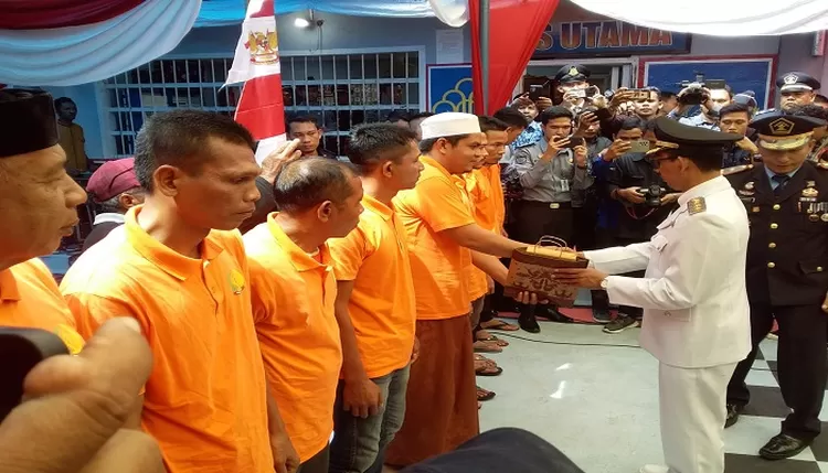 Bupati dan Forkopimda Aceh Selatan secara simbolis memberikan bingkisan kepada warga lapas