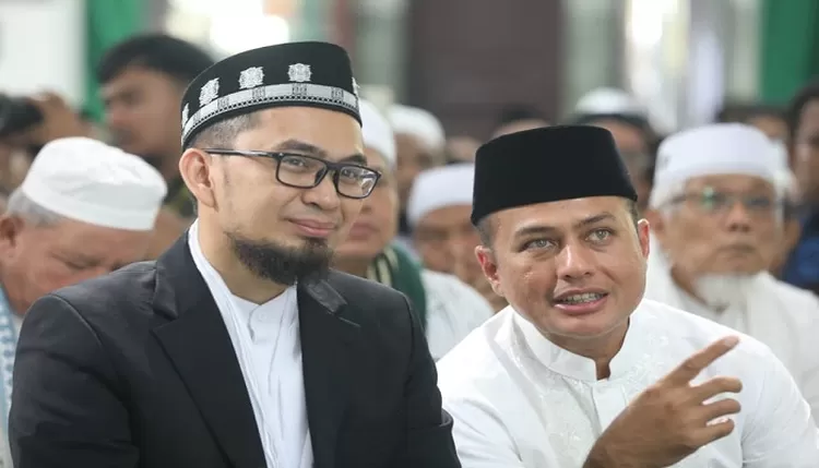Wakil Gubernur Sumut Musa Rajekshah saat berbincang dengan UAH pada acara pengajian mengisi peringatan Haul ke 2 tahun almarhum Haji Anif Shah di Masjid H Hanif Cemara Hijau Medan   