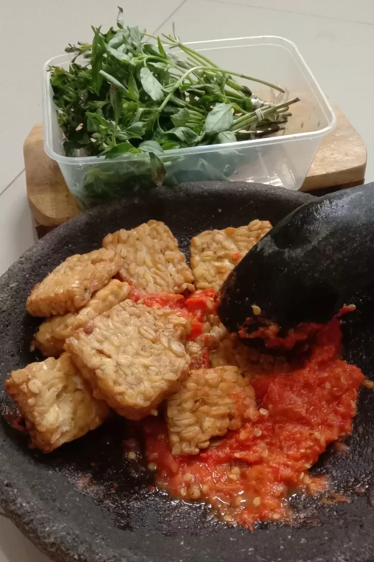 Tempe Goreng dicemplungkan ke dalam Sambal