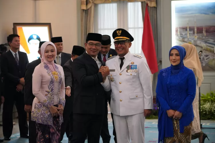 Gubernur Jabar Ridwan Kamil melantik Iwan Setiawan menjadi Bupati Bogor di Gedung Pakuan, Kota Bandung, Sabtu 2 September 2023.