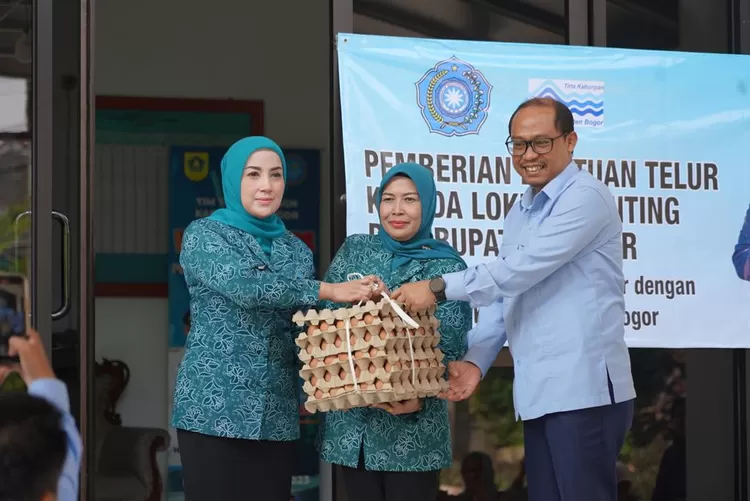 Ketua TP PKK Kabupaten Bogor Halimatussadiyah Iwan bersama Direktur Umum Perumda Tirta Kahuripan Kabupaten Bogor Abdul Somad saat menyerahkan bantuan telur untuk penanganan stunting kepada ketua TP PKK Kecamatan di kantor PKK Kabupaten Bogor, Senin 16 Oktober 2023.