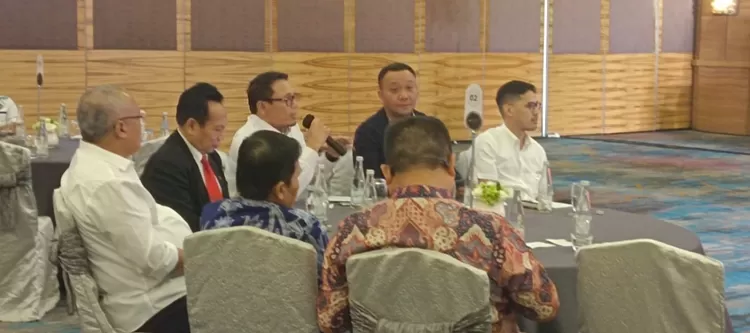 Deputi Bidang Peningkatan Prestasi Kemenpora Dr Surono menjawab beberapa pertanyaan pimpinan cabang olahraga (cabor) di acara 'Sport Leader Gathering