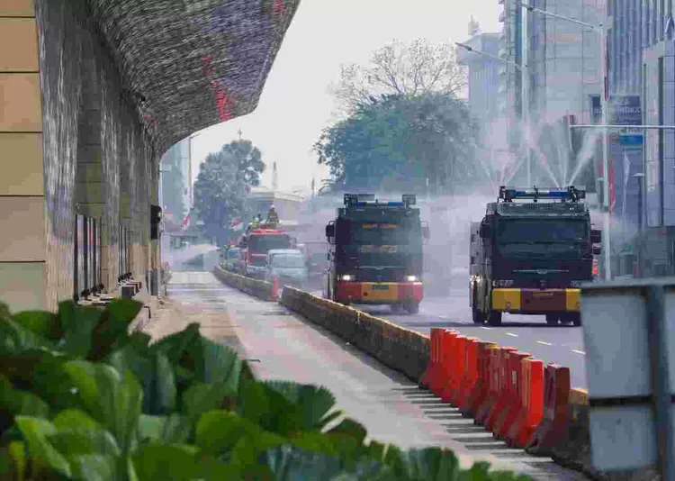Trotoar di sejumlah ruas jalan protokol disiram agar  tercipta  udara sejuk di Jakarta.