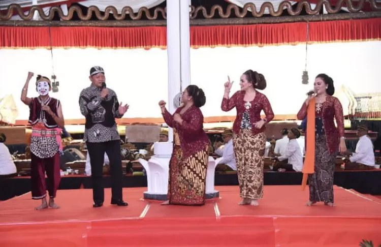 Panglima TNI Laksamana TNI Yudo Margono, yang sering disebut Laksamana Budayawan menghadiri ulang tahun ke-78 Mahkamah Agung RI yang menampilkan pagelaran wayang kulit semalam suntuk '1 layar 4 dalang'. Foto: Puspen TNI