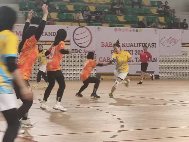 Pertandingan bola tangan Kalimantan Barat melawan Banten yang berlangsung sebelum acara pembukaan.