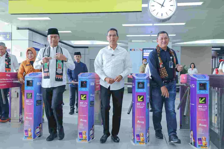 Pj Gubernur DKI Heru Budi Hartono (tengah) menjajal  tab pintu masuk RTT Jabodetabek, Jumat (27/8/2023) 