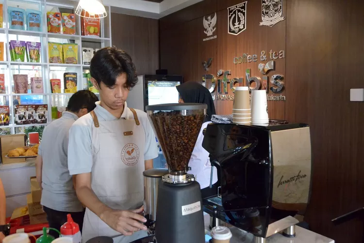 Remaja penyandang disabilitas  tuna daksa  sedang meramu  kopi  dan teh  di kantor Wali Kota Jakarta Barat, Rabu (30/8/2023).