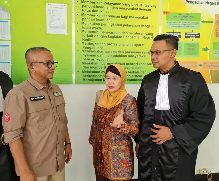 Kuasa Hukum terdakwa 1,2,3 dan 4  Yusuf Adi Prabowo (kanan)  dalam singkat lanjutan perkara Syurup Paracetamol di PN Kota Kediri, Selasa (29/8/2023).