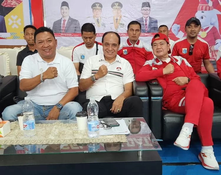 Hengky Silatang, Ketua Pertina DKI Jakarta paling kiri, bersama Kadispora Andri Yansyah di arena tinju POPNAS.