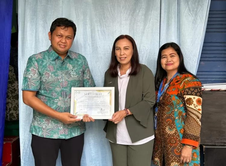 Dr. Novianty Elizabeth Ayuna selaku Direktur Sekolah Putra Pertiwi, Pondok Cabe, Tangerang Selatan menerima sertifikat dari Pemkot Tangsel terkait pengelolaan sekolah dengan lebih mengedukasi  dalam memupuk kesadaran pengelolaan dan daur ulang sampah sejak usia dini