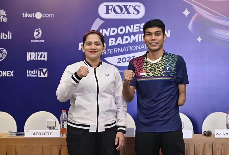 Peraih medali emas Paralimpiade 2020 Tokyo, Leani Ratri Oktila (kiri) dan peraih medali perunggu Paralimpiade 2020 Tokyo, Suryo Nugroho (kanan) optimistis dapat meraih hasil gemilang pada turnamen internasional bertajuk FOX’S Indonesia Para Badminton International 2023.