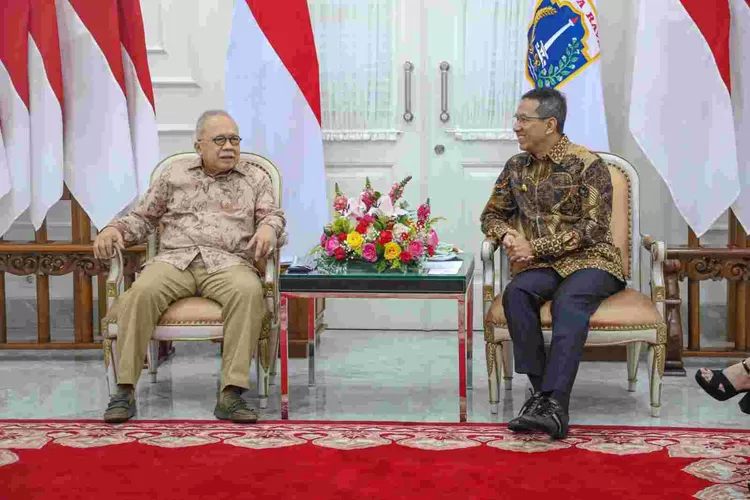 Pj Gubernur DKI Jakarta Heru Budi Hartono ( Kiri) menerima kunjungan silaturahim mantan Gubernur Fauzi Bowo  di Balai Kota, Kamis (7/9/2023).