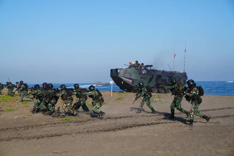 Pasukan Marinir TNI AL bersama Pasukan Multi Nasional melakukan latihan bersama Operasi Gabungan Amfibi, di Pantai Banongan, Asembagus, Situbondo Jawa Timur. Foto: Puspen TNI