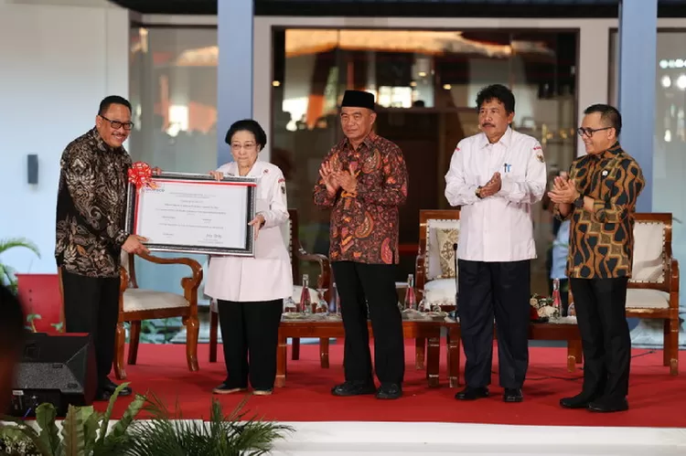 Presiden ke-5 RI Megawati Soekarnoputri meresmikan dan menandatangani prasasti Pusat Studi Arsip Statis Kepresidenan. Foto: Humas ANRI