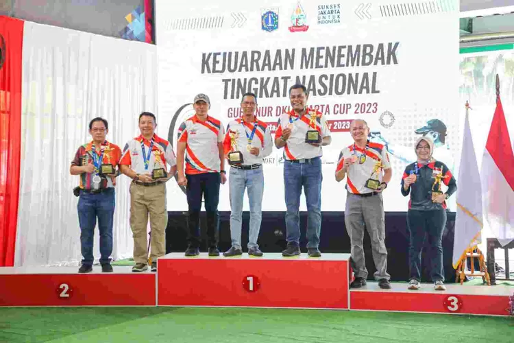 Pj Gubernur DKI Jakarta Heru Budi Hartono menyerahkan  medali, piagam kepada para juara  kejurnas  menembak di lapangan  Senayan, Jakarta, Minggu (17/9/2023).