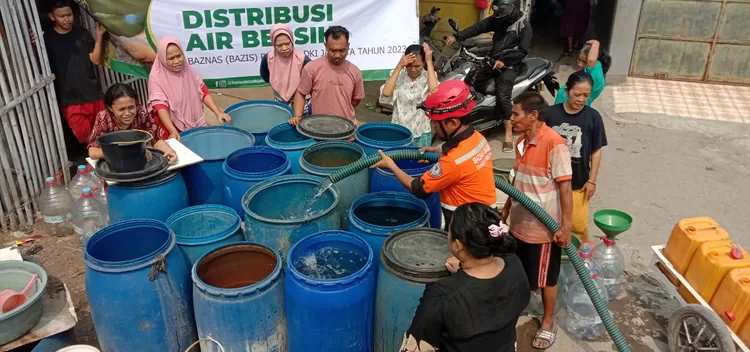puluhan tong mengentre diisi air bersih bantuan dari Baznas (BAZIS) DKI Jakarta di wilayah Kalideres, Jakarta Barat, Sabtu (16/9/2023).